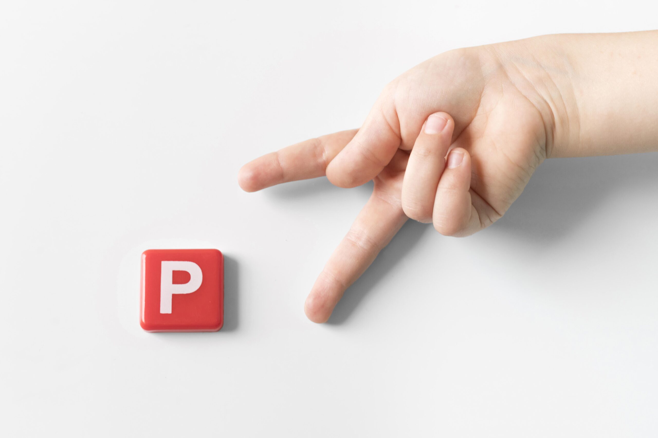 sign language hand showing letter p scaled В Саранске на несколько дней запретят парковаться у стадиона «Огарев Арена»