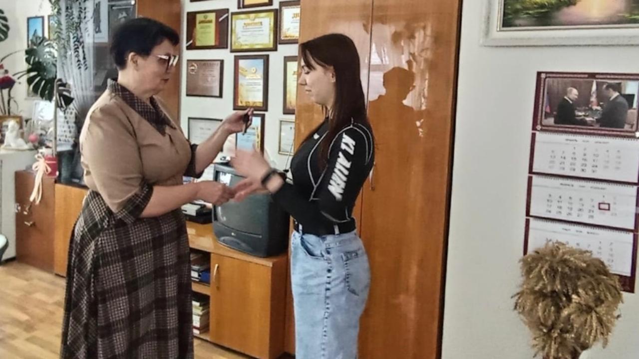 v bolsheignatovskom rayone sirota stala schastlivoy obladatelnitsey sobstvennogo zhilya В Большеигнатовском районе сирота получила квартиру