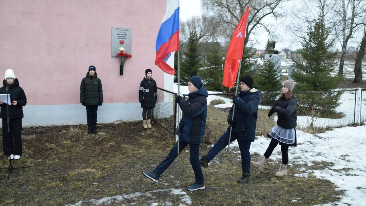 v insarskom rayone otkryli memorialnuyu dosku geroyu sovetskogo soyuza В Мордовии открыли мемориальную доску Герою Советского Союза