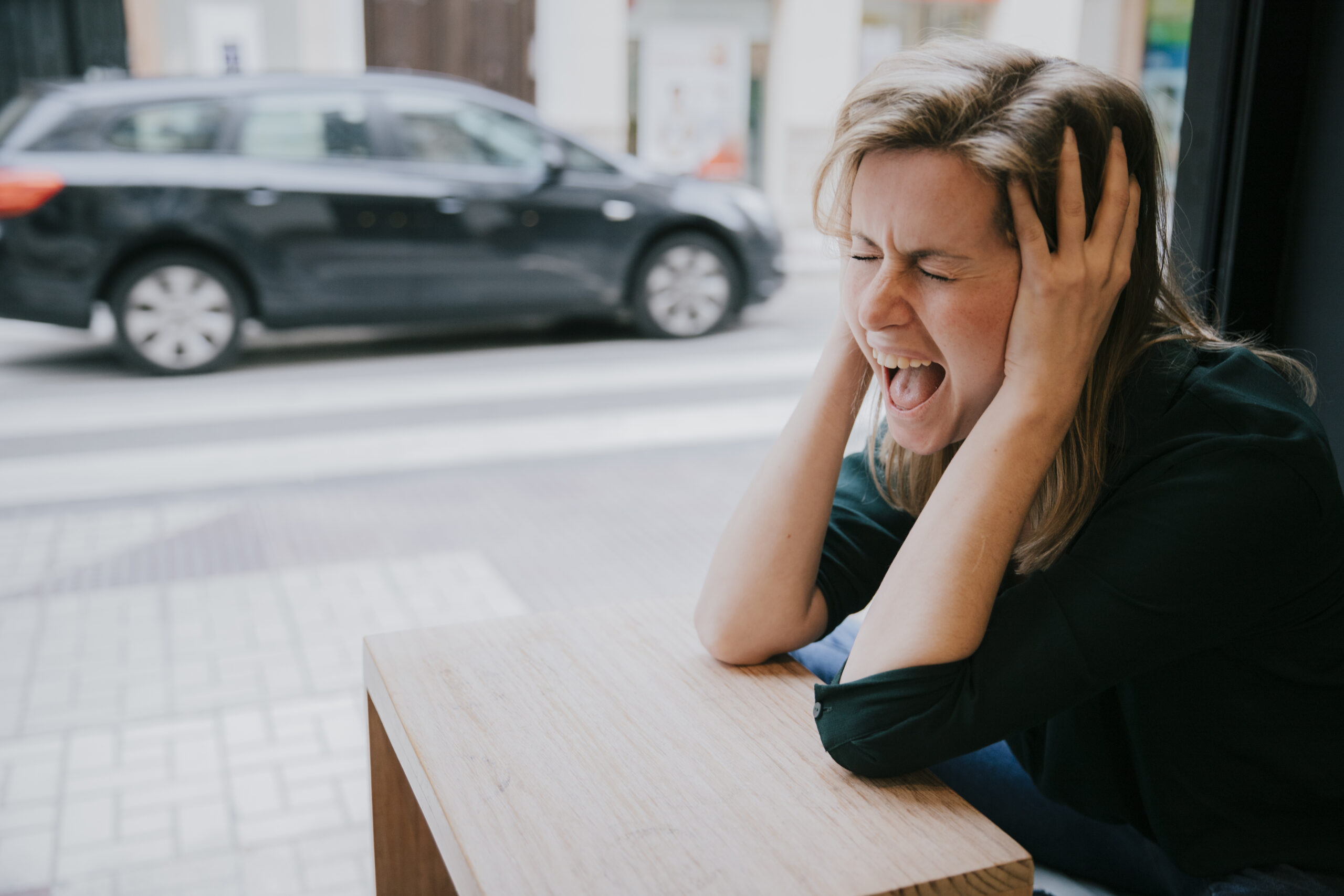 woman screaming cafe scaled Пять человек пострадали в жутком ДТП в Мордовии