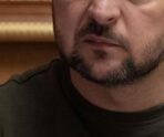 zelenskiy novoe2 e1739804955435 Владимира Зеленского оштрафовали за мат в общественном месте: выяснилось, как он попал в этот город