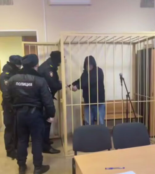 arestovali voditelya avtobusa foto e1740862636195 Прятался под капюшоном: в сети появилось видео из суда в Петербурге, на котором арестовали водителя автобуса, устроившего смертельную аварию