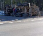 betonomeshalka В сети появилось видео кошмарной аварии под Петербургом, где перевернулась бетономешалка и пострадала школьница