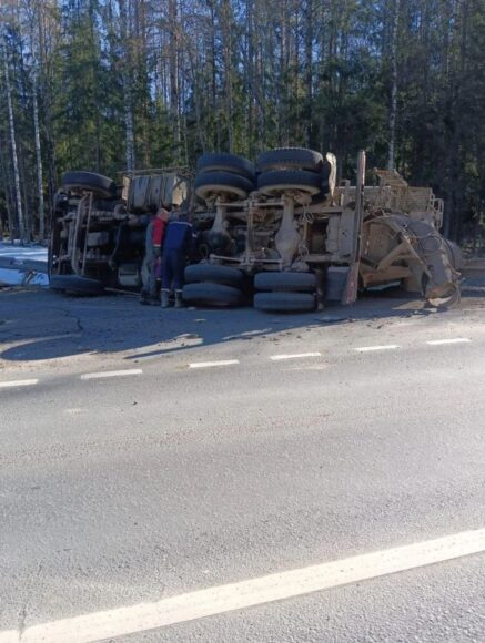 betonomeshalka В сети появилось видео кошмарной аварии под Петербургом, где перевернулась бетономешалка и пострадала школьница