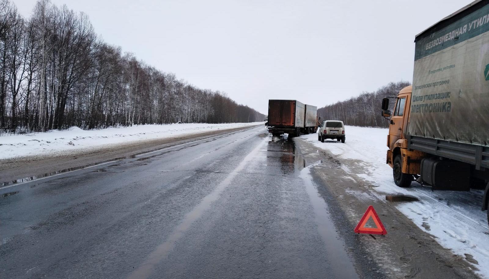 largus poshel na obgon na trasse v mordovii i popal pod kamaz В Мордовии водитель легкового авто влетел в "КамАЗ" при попытке обгона