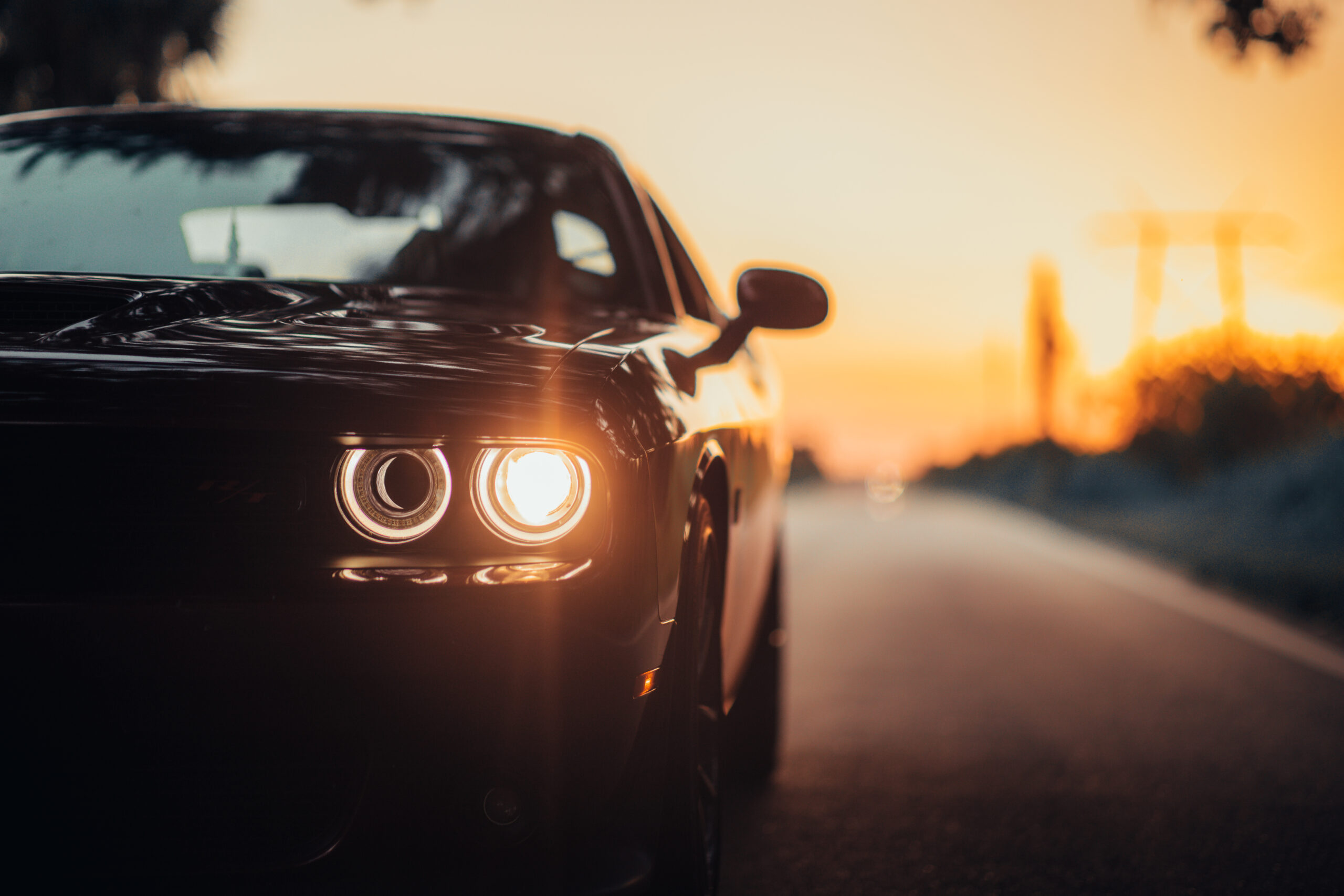 luxurious car parked highway with illuminated headlight sunset scaled Жители Мордовии потратил на ремонт автомобилей 934 миллиона рублей за год