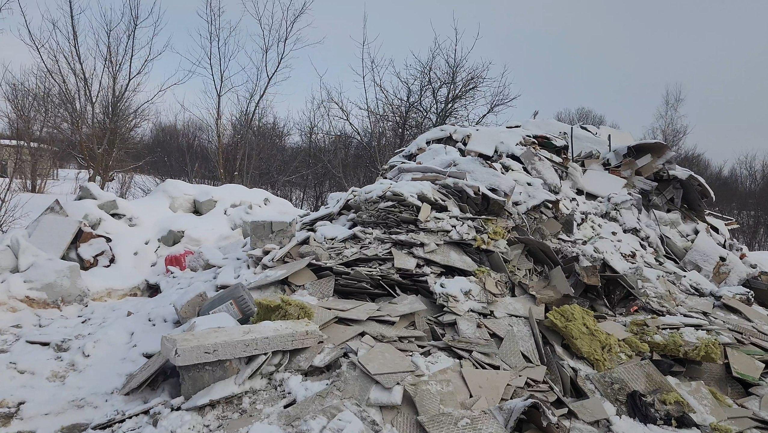 na klyucharyevskom shosse saranska voznikla svalka stroitelnogo musora Дорогу к Ключарёвскому кладбищу в Саранске засыпали горами мусора