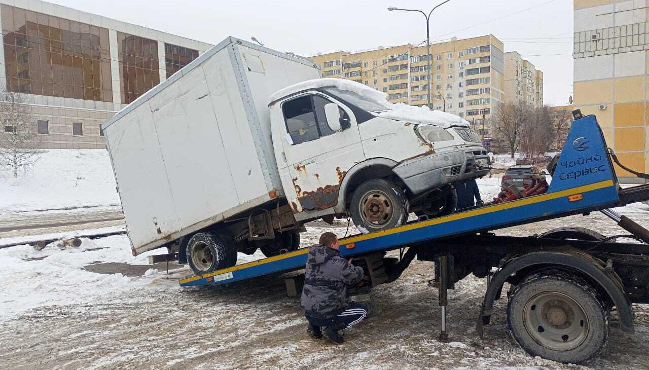 rzhavuyu gazel otpravili na spetsstoyanku v saranske Проржавевшую «ГАЗель» увезли с улицы на спецстоянку в Саранске