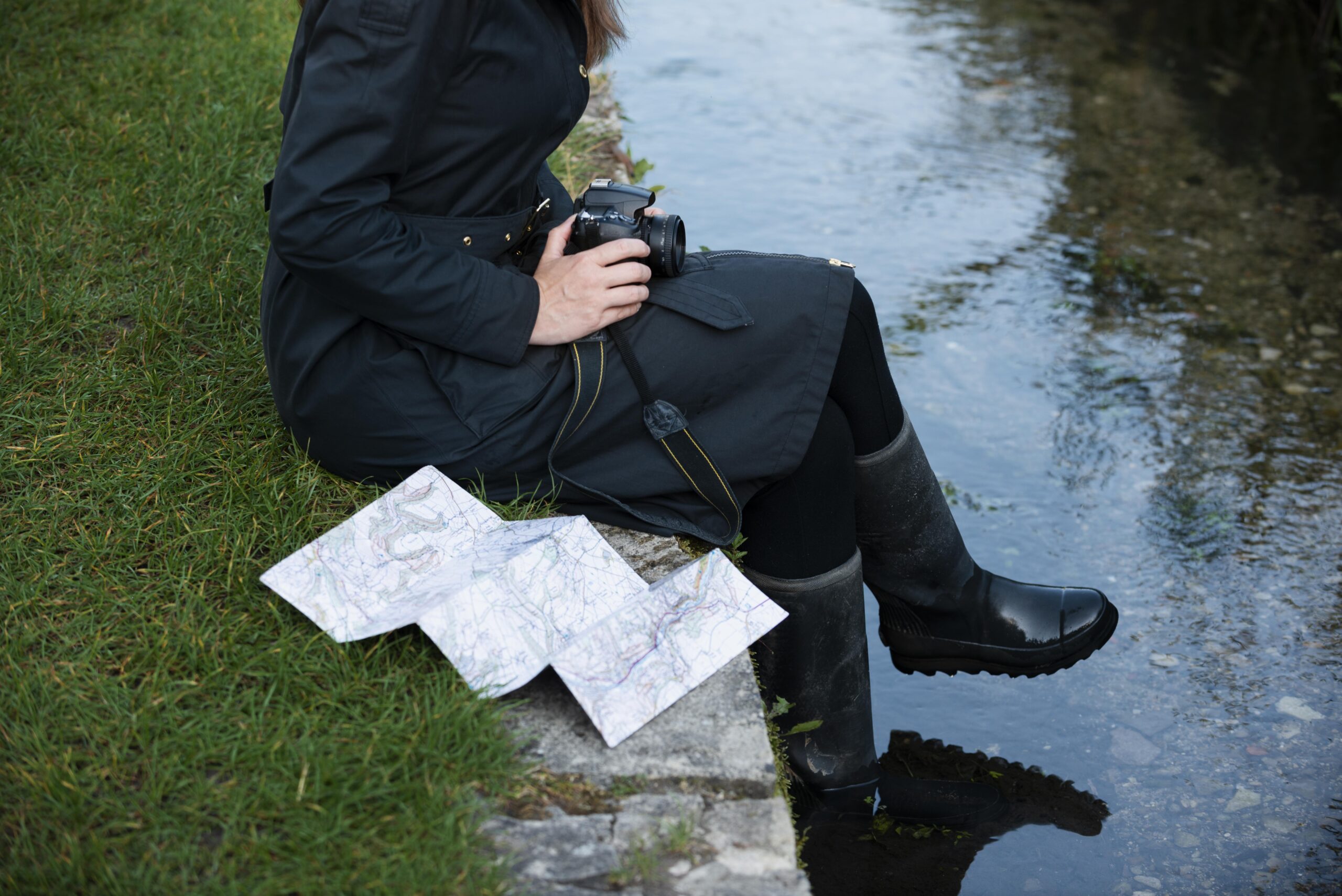 stylish woman with map traveling scaled В Рузаевке 36 улиц находятся в зоне риска по подтоплению