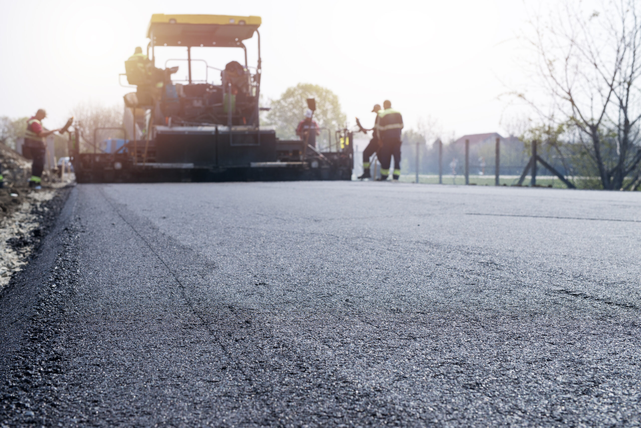 workers placing new coating asphalt road 1 scaled 112 участков автодорог отремонтировали в Мордовии