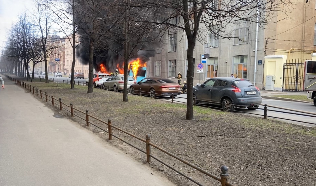 lazurnyy avtobus sgorel2 Стало известно, как и сколько тушили сгоревший в Петербурге лазурный автобус