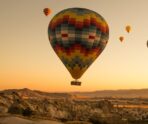 set colored balloons flying ground cappadocia turkey scaled e1743883441503 В Дубае рухнул воздушный шар с российскими туристами: стали известны жесткие последствия ЧП