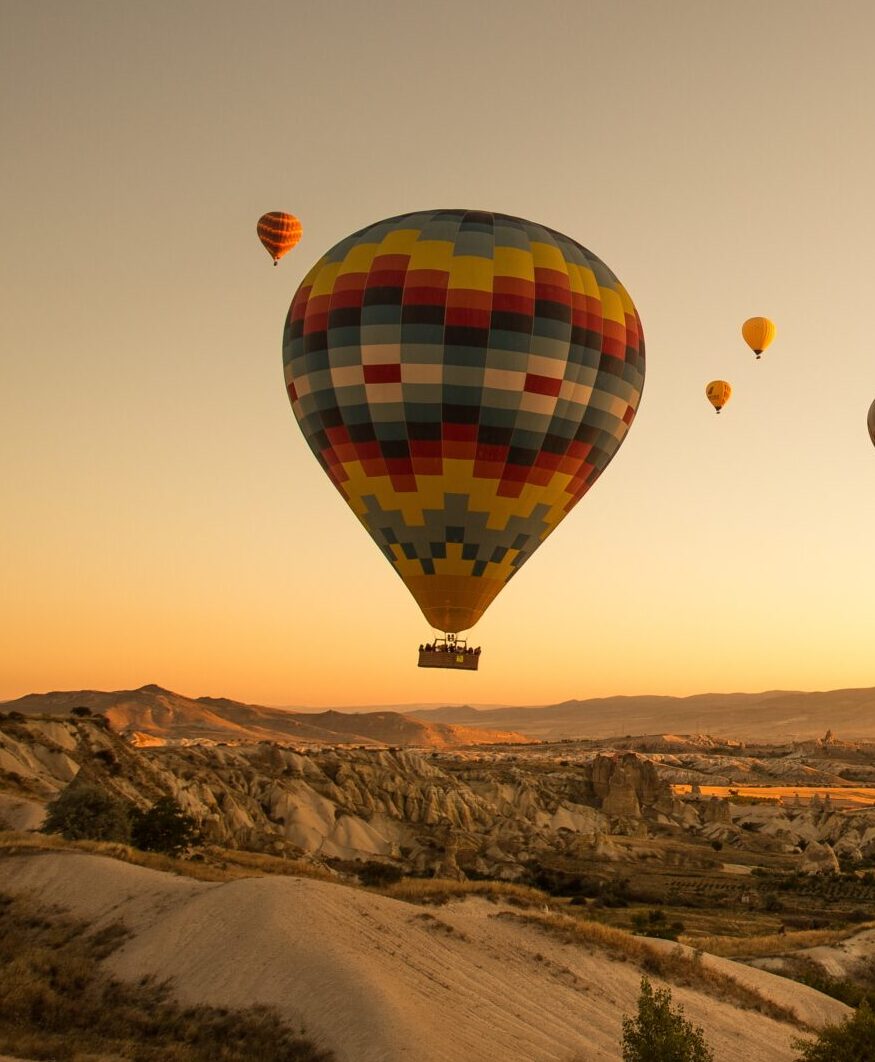 set colored balloons flying ground cappadocia turkey scaled e1743883441503 В Дубае рухнул воздушный шар с российскими туристами: стали известны жесткие последствия ЧП