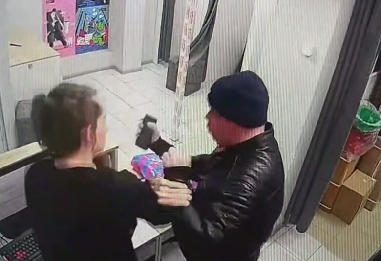 vinokurov marketpleys foto e1743698058689 В сети появилось видео, как житель Петербурга угрожает сотруднику пункту выдачи заказов маркетплейса "Озон": мужчину арестовали