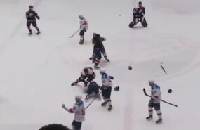 masssovaya draka hokkey e1746059493774 В Саратове в конце хоккейного матча произошло массовое побоище стенка на стенку: в сети появилось видео