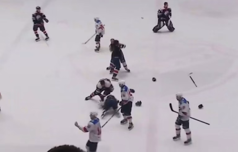 masssovaya draka hokkey e1746059493774 768x490 jpg В Саратове в конце хоккейного матча произошло массовое побоище стенка на стенку: в сети появилось видео