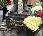 mogila valentina yudashkina Стало известно, что приключилось с могилой известного российского кутюрье Валентина Юдашкина, умершего два года назад