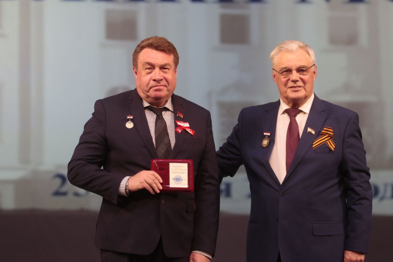 Глава коммунистов Мордовии награжден парламентской медалью 2 Глава коммунистов Мордовии награжден парламентской медалью Фото: кпрф13.рф