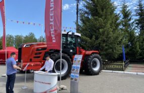 photo 2025 06 20 17 43 24 Мощь Ростсельмаша покоряет сердца студентов и аграриев на Сабантуе