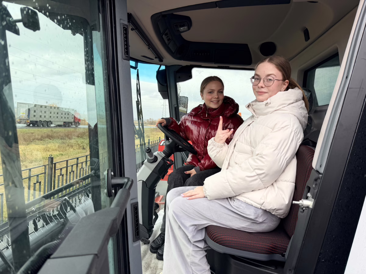 В дилерском центре Ростсельмаш Республики Мордовия активно реализуется программа карьерного сопровождения молодежи 8 В дилерском центре Ростсельмаш Республики Мордовия активно реализуется программа карьерного сопровождения молодежи Фото: Пресс-служба Ростсельмаш