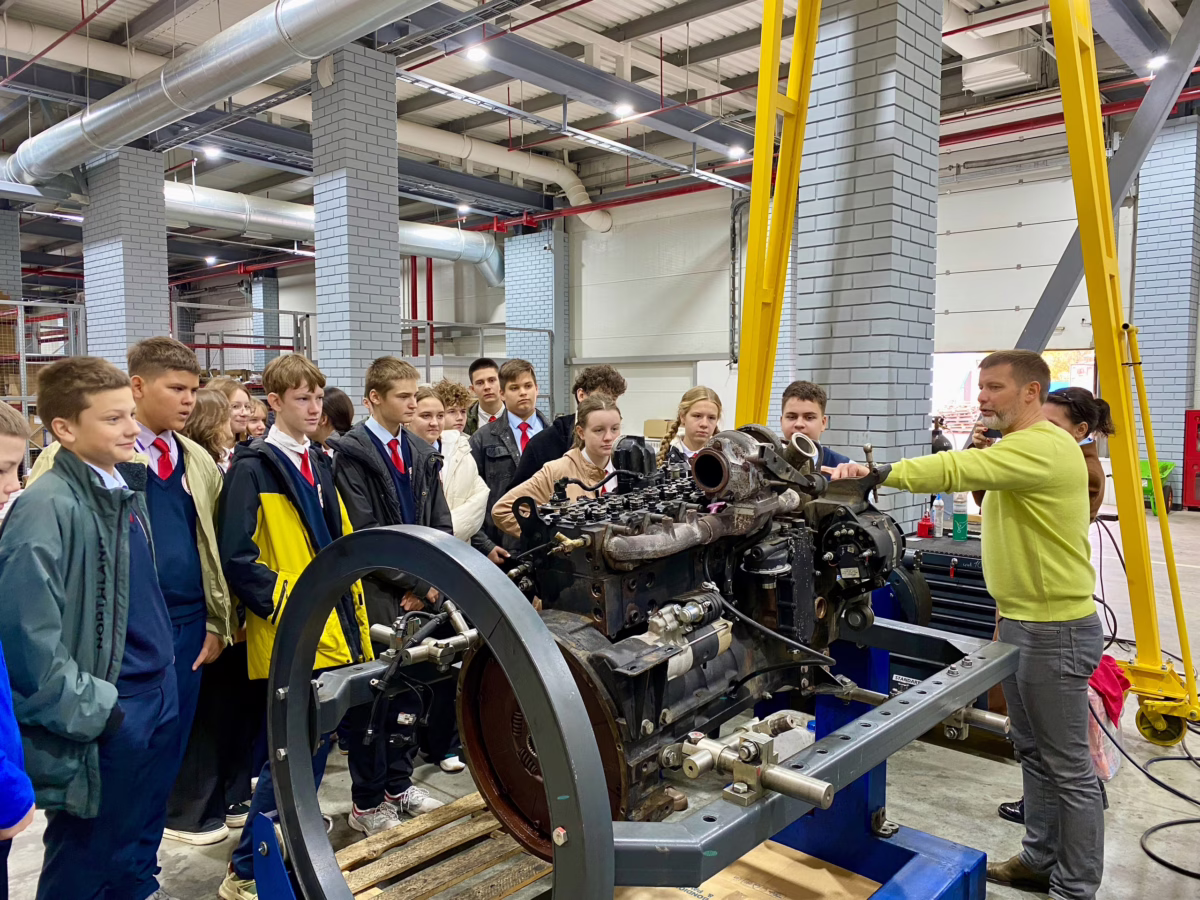 В дилерском центре Ростсельмаш Республики Мордовия активно реализуется программа карьерного сопровождения молодежи 7 В дилерском центре Ростсельмаш Республики Мордовия активно реализуется программа карьерного сопровождения молодежи Фото: Пресс-служба Ростсельмаш