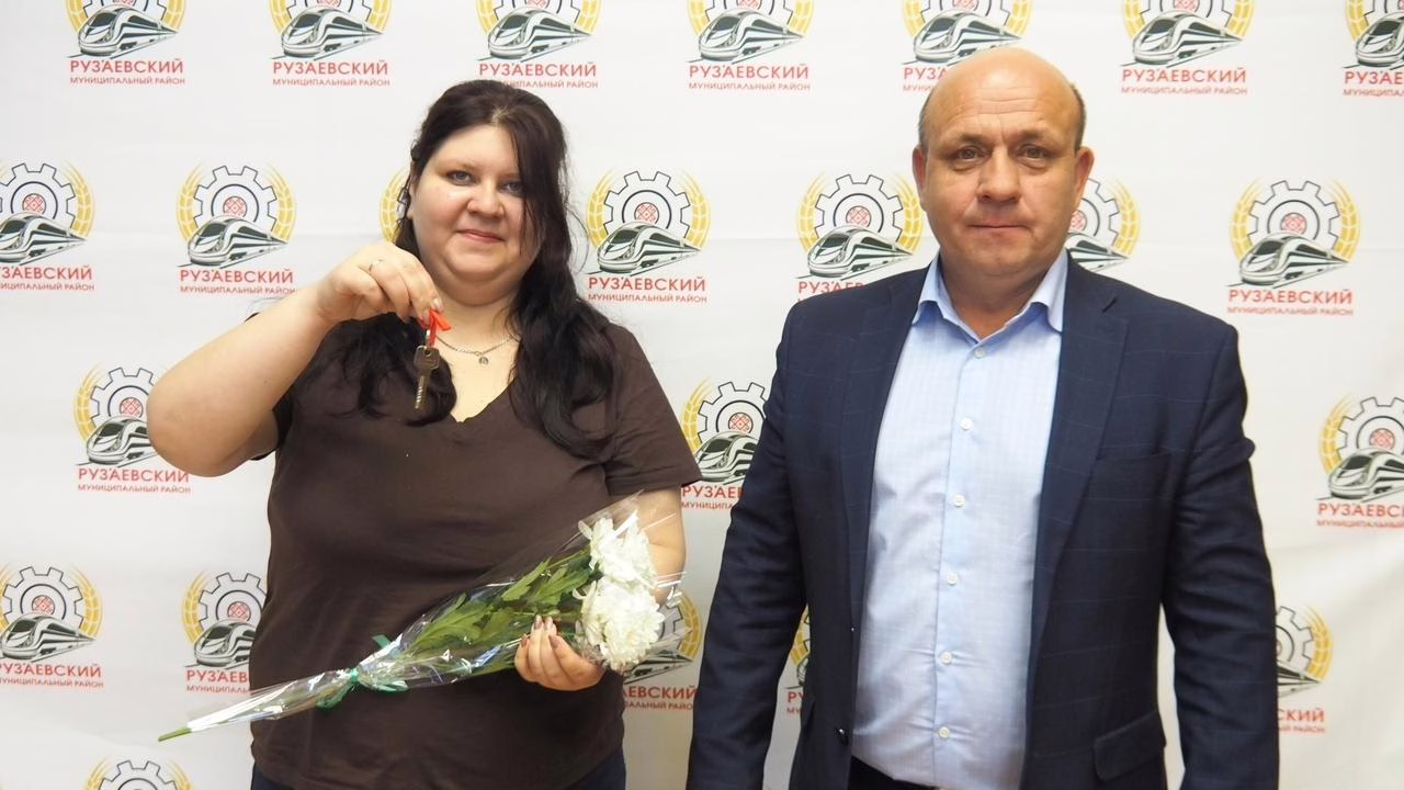 Двум мордовским сиротам дали ключи от квартир 4 Двум мордовским сиротам дали ключи от квартир Фото: администрация Рузаевского муниципального района