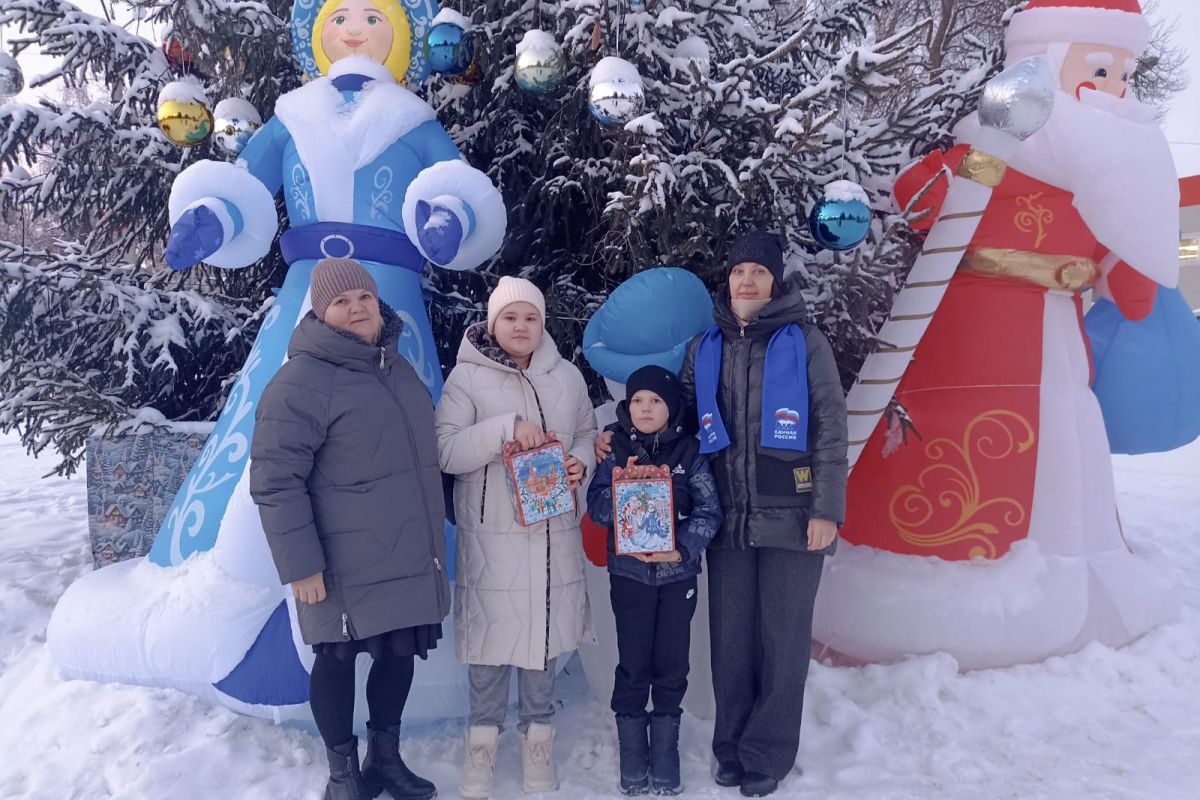 Члены «Единой России» поздравили детей в Кочкурово