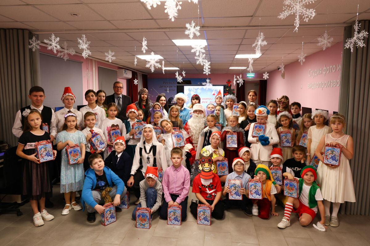 Активисты Ленинского местного отделения «Единой России» поздравили одаренных детей