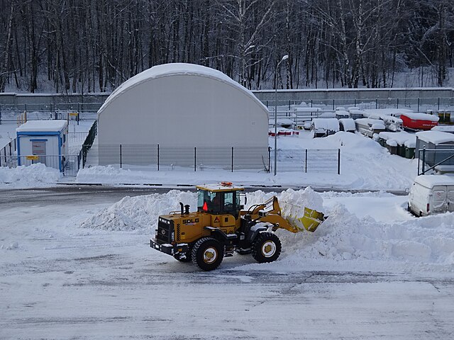 Коммунальщики в Рузаевке второй день борются со снегом