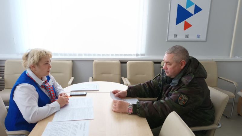 В Кадровом центре РМ провели консультацию для участника СВО по открытию дела