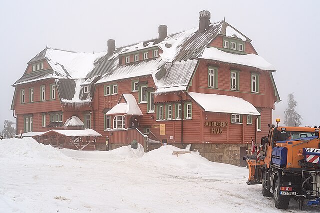 Более 150 машин и тракторов выведено на уборку автодорог в Мордовии