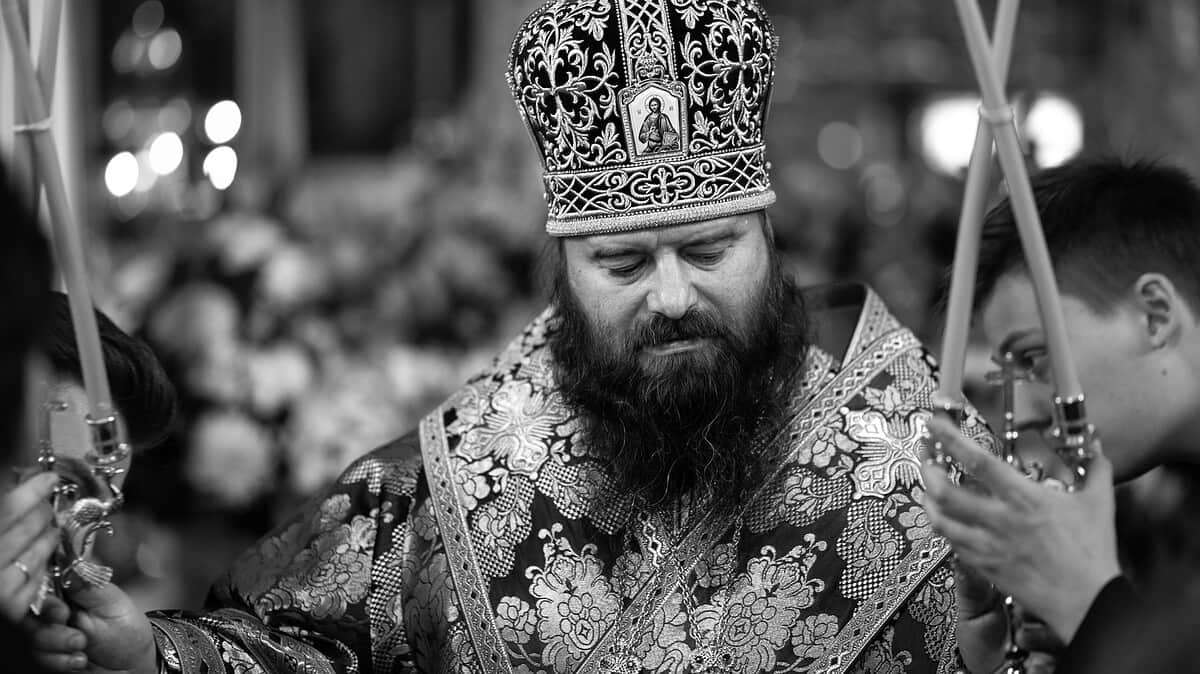 Фото: Епископ Парамон (Голубка) совершает богослужение с выносом плащаницы./ Троице-Сергиева Лавра/wikimedia.org/CC BY-SA 2.0