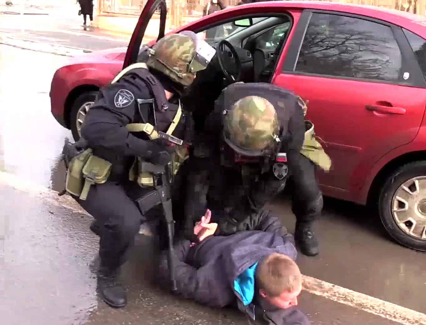 В Ленинградской области школьник ударил ножом участкового в шею