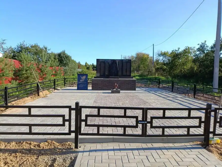 На пожертвования установили памятник советскому воину и каменный Вечный огонь