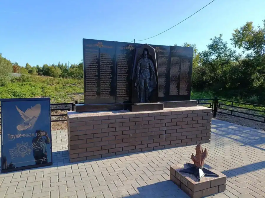 На пожертвования установили памятник советскому воину и каменный Вечный огонь