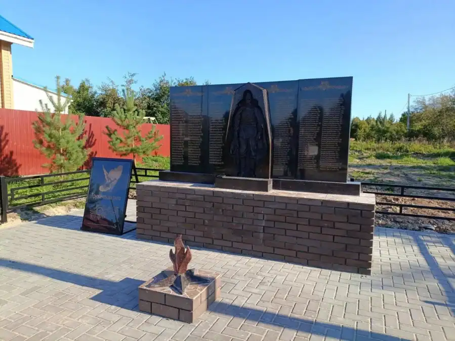 На пожертвования установили памятник советскому воину и каменный Вечный огонь