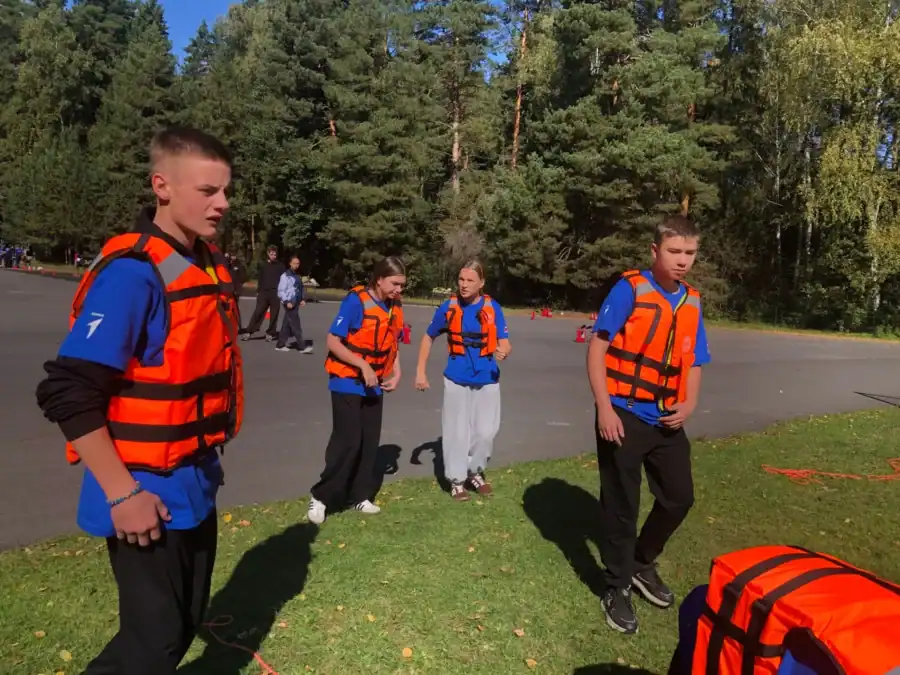 Школьники попробовали себя в роли спасателей на воде и суше