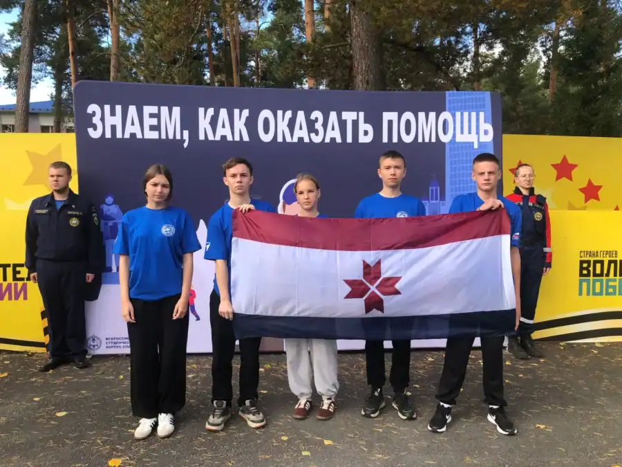 Школьники попробовали себя в роли спасателей на воде и суше